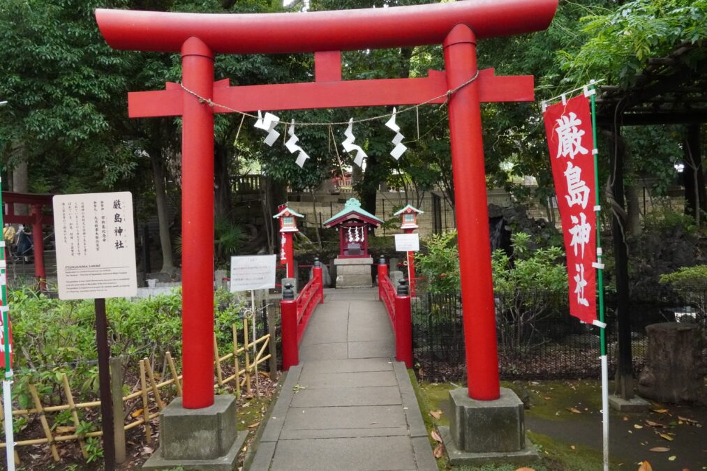 世田谷八幡宮 末社 厳島神社 二の鳥居と御社殿