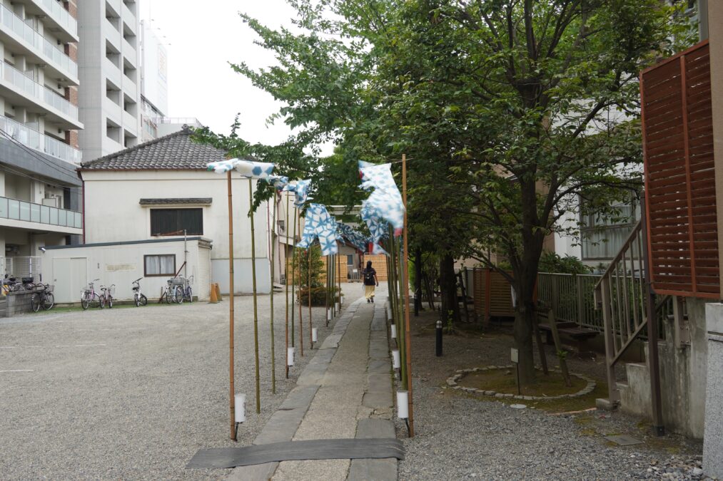 被官稲荷神社 参道