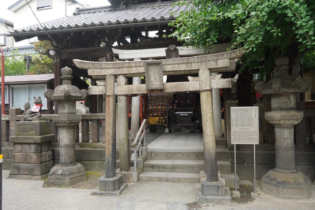 被官稲荷神社 鳥居と社殿