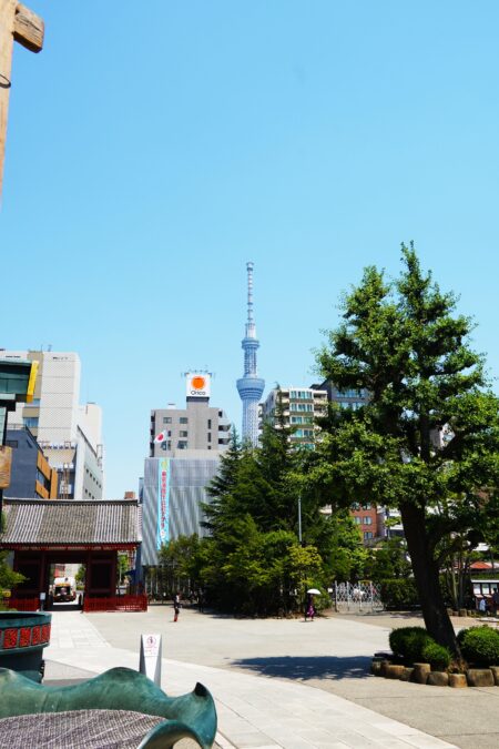 浅草寺から見る東京スカイツリー