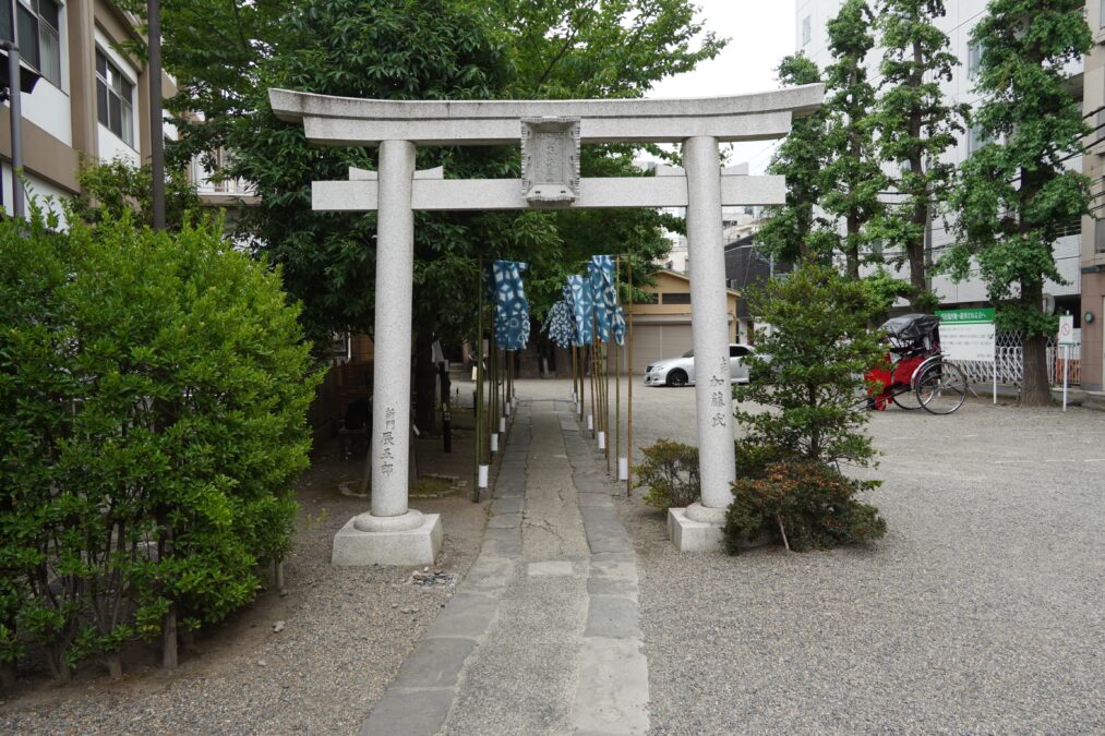 被官稲荷神社 鳥居