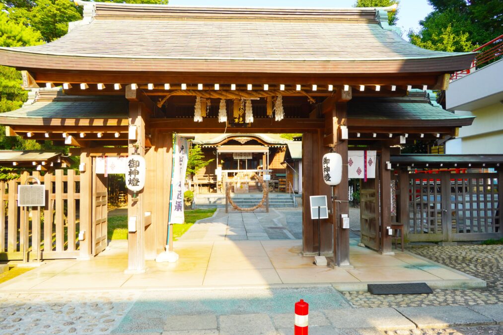 小岩神社 神門からのぞく茅の輪