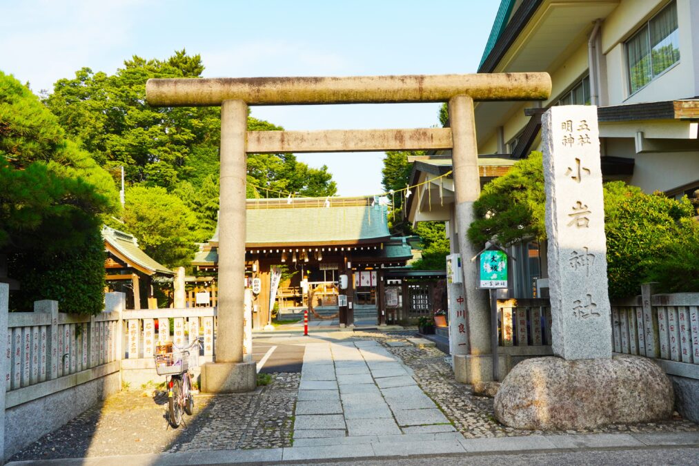 小岩神社 鳥居からのぞく茅の輪