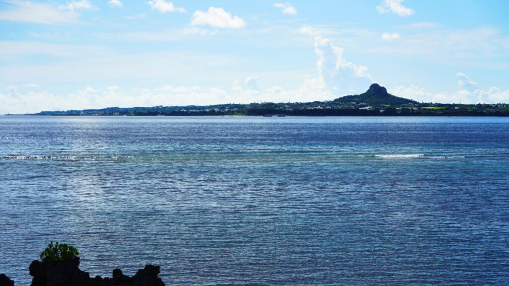 海洋博公園から見た伊江島